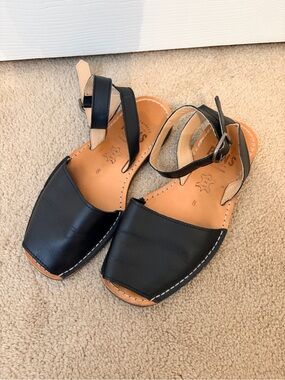 Pons Classic Strap Black Sandals